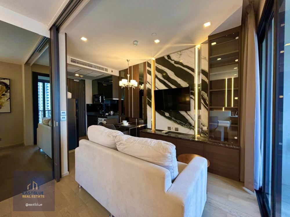 Ashton Asoke corner unit with curved glass window 35,000 per month