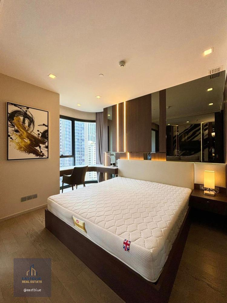 Ashton Asoke corner unit with curved glass window 35,000 per month