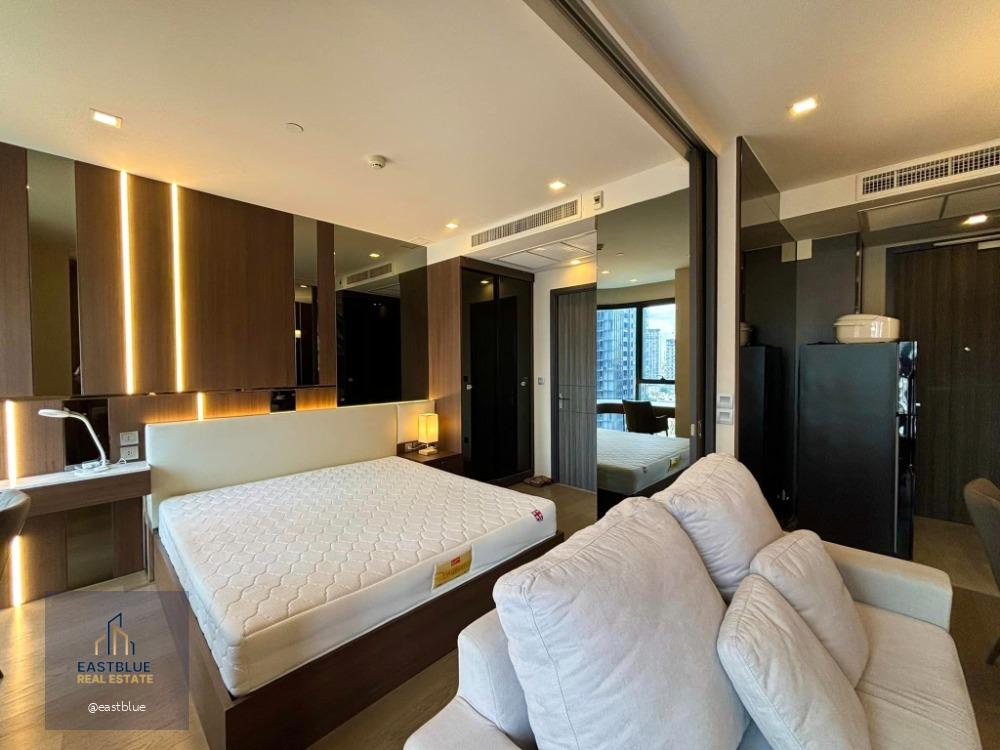 Ashton Asoke corner unit with curved glass window 35,000 per month