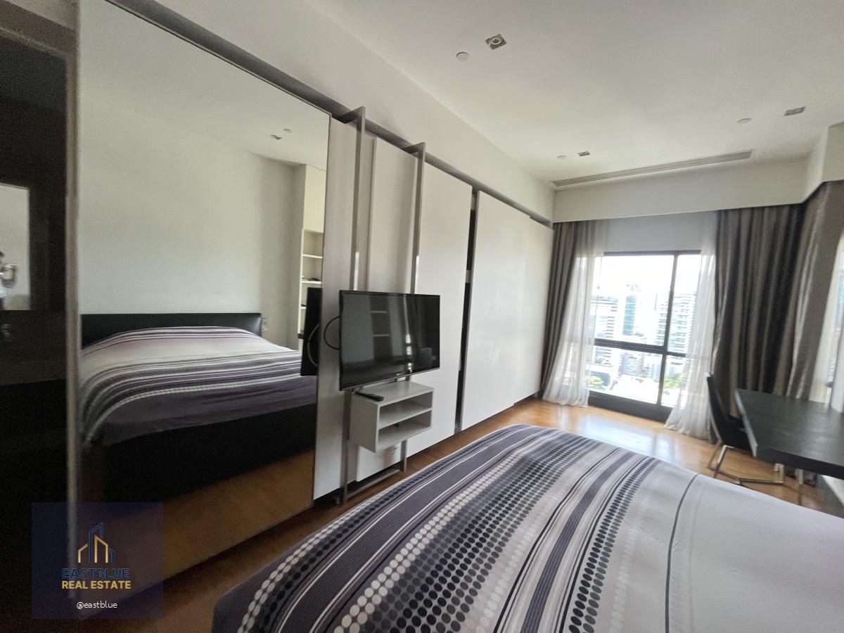 Rare to find! extra large size 3 bedrooms in heart of Phromphong area, high floor, clear view, fully furnished with private swimming pool