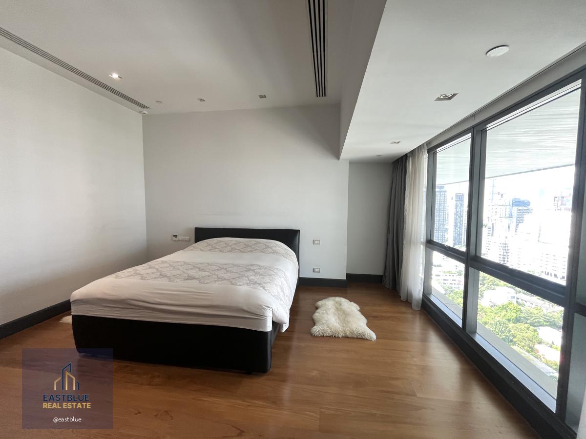 Rare to find! extra large size 3 bedrooms in heart of Phromphong area, high floor, clear view, fully furnished with private swimming pool