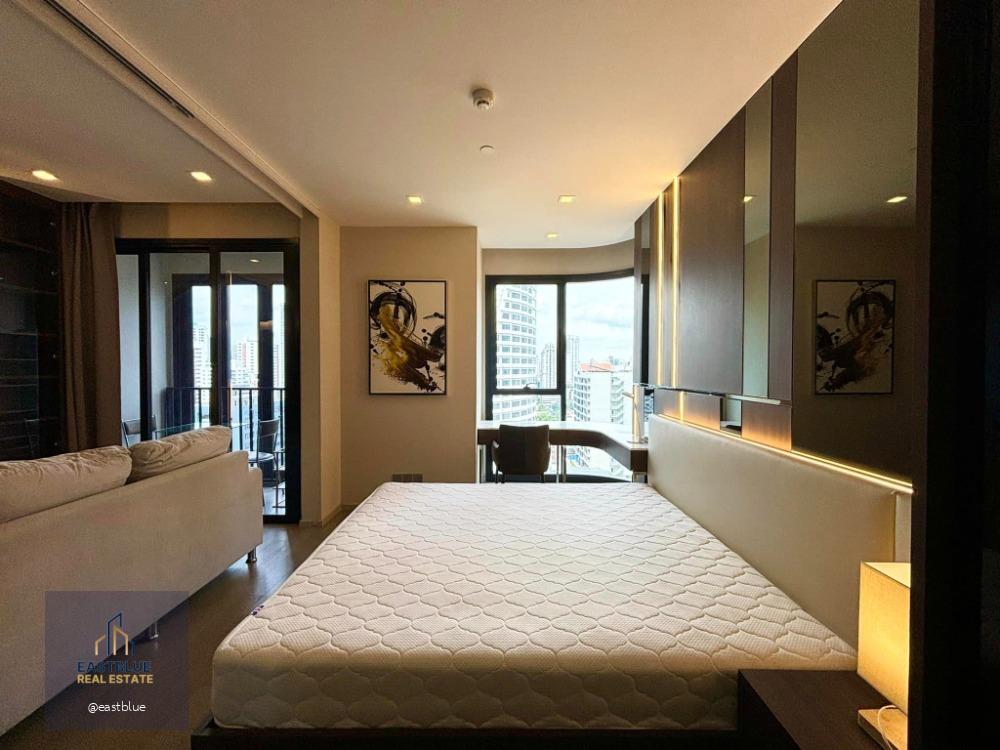 Ashton Asoke corner unit with curved glass window 35,000 per month