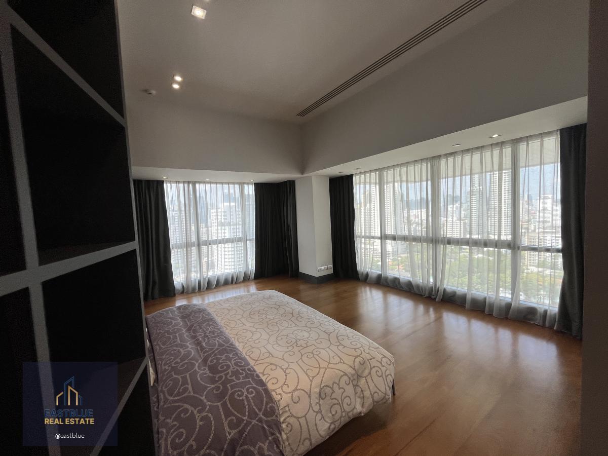 Rare to find! extra large size 3 bedrooms in heart of Phromphong area, high floor, clear view, fully furnished with private swimming pool