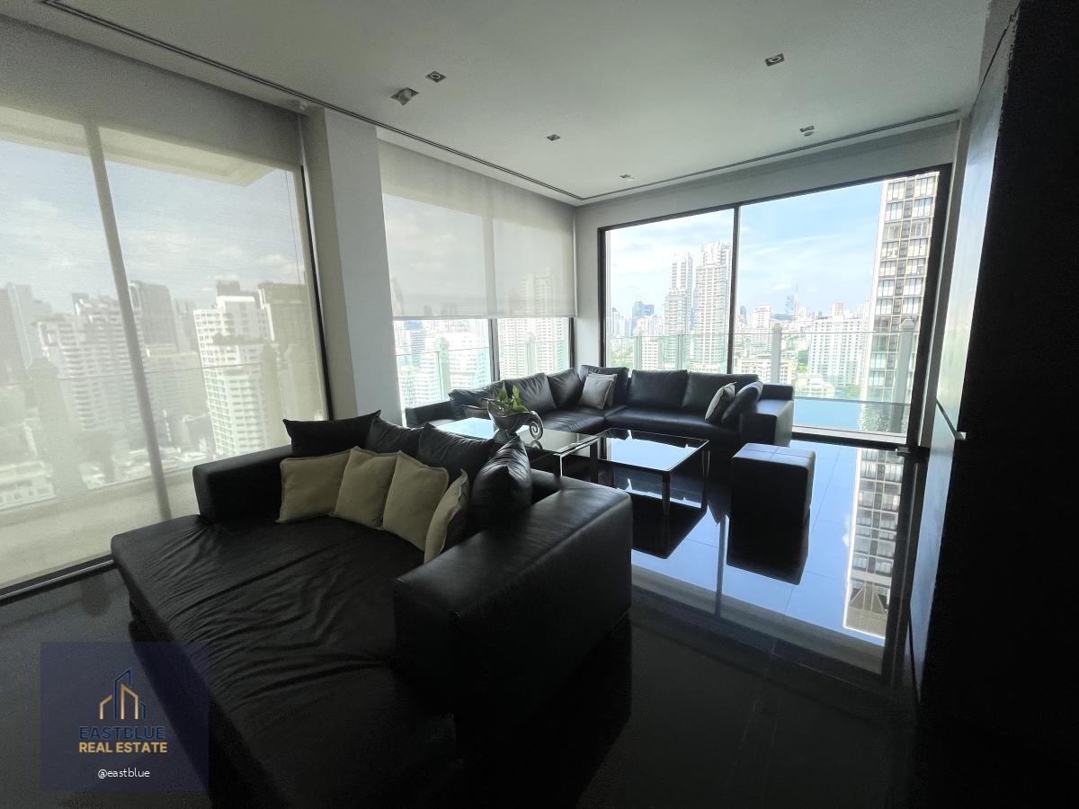 Rare to find! extra large size 3 bedrooms in heart of Phromphong area, high floor, clear view, fully furnished with private swimming pool