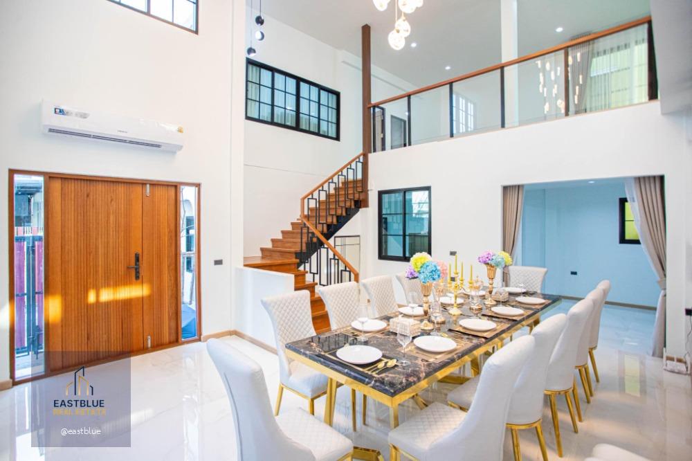 บ้านเดี่ยว พร้อมสระว่ายน้ำ ตกแต่งหรู หิ้วกระเป๋าเข้าได้เลย New Modern Luxury Single House in Huaikwang