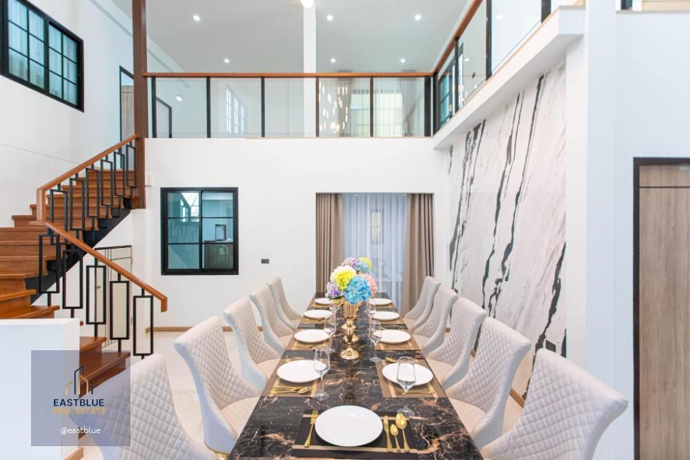 บ้านเดี่ยว พร้อมสระว่ายน้ำ ตกแต่งหรู หิ้วกระเป๋าเข้าได้เลย New Modern Luxury Single House in Huaikwang