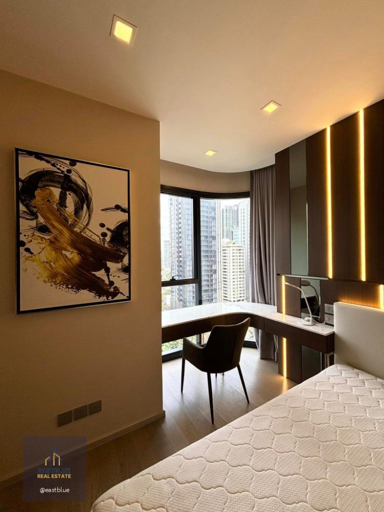 Ashton Asoke corner unit with curved glass window 35,000 per month