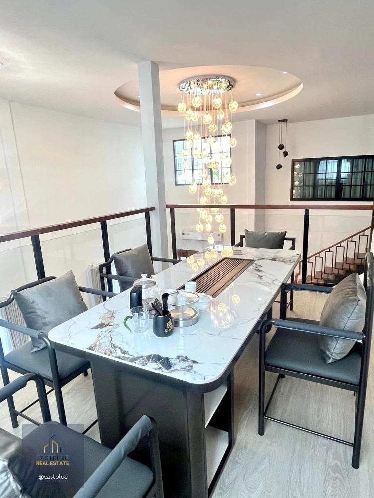 บ้านเดี่ยว พร้อมสระว่ายน้ำ ตกแต่งหรู หิ้วกระเป๋าเข้าได้เลย New Modern Luxury Single House in Huaikwang