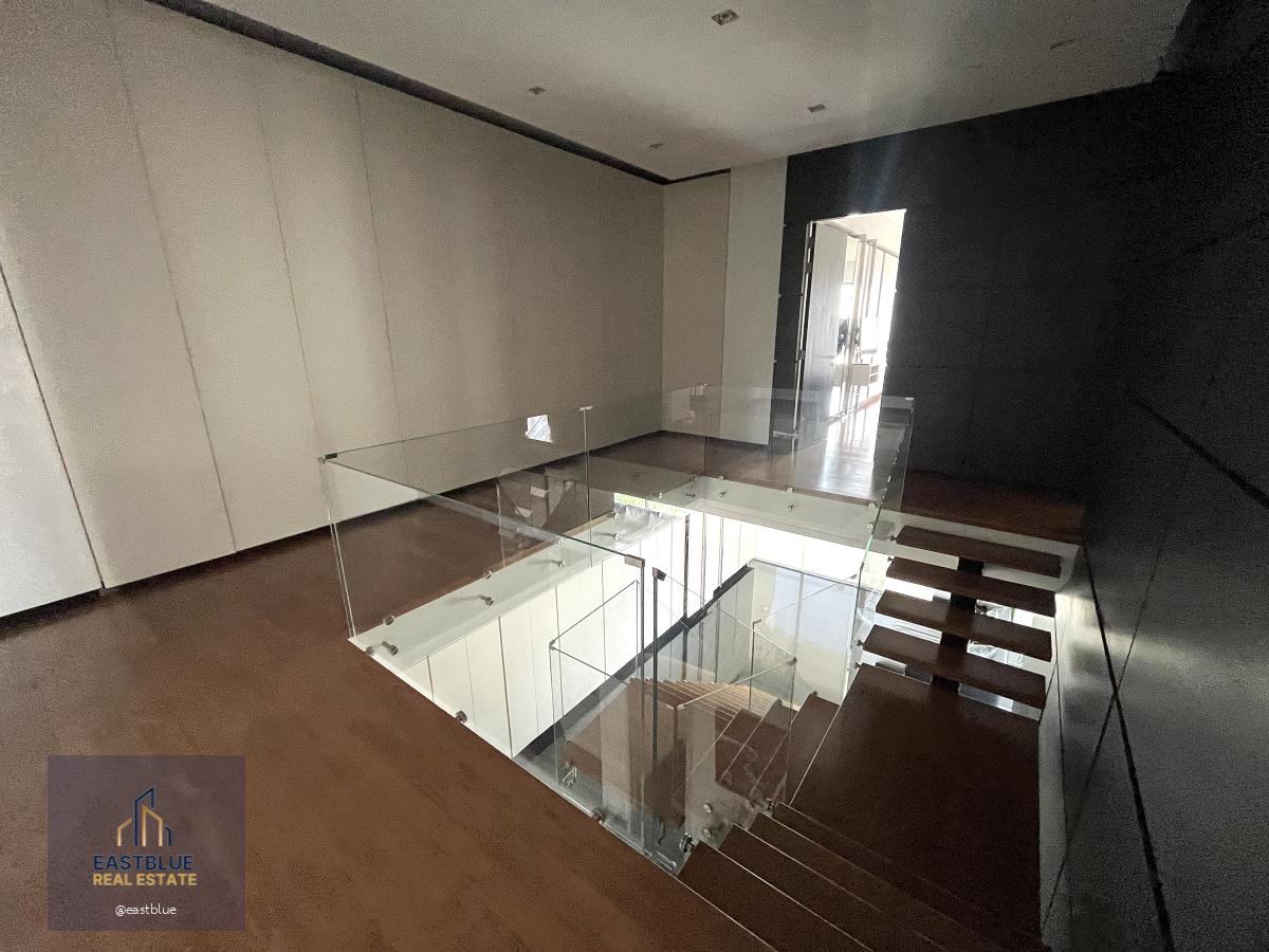 Rare to find! extra large size 3 bedrooms in heart of Phromphong area, high floor, clear view, fully furnished with private swimming pool