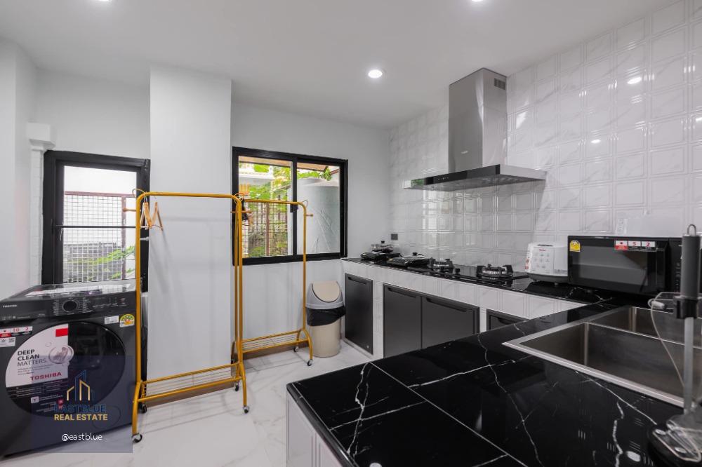 บ้านเดี่ยว พร้อมสระว่ายน้ำ ตกแต่งหรู หิ้วกระเป๋าเข้าได้เลย New Modern Luxury Single House in Huaikwang